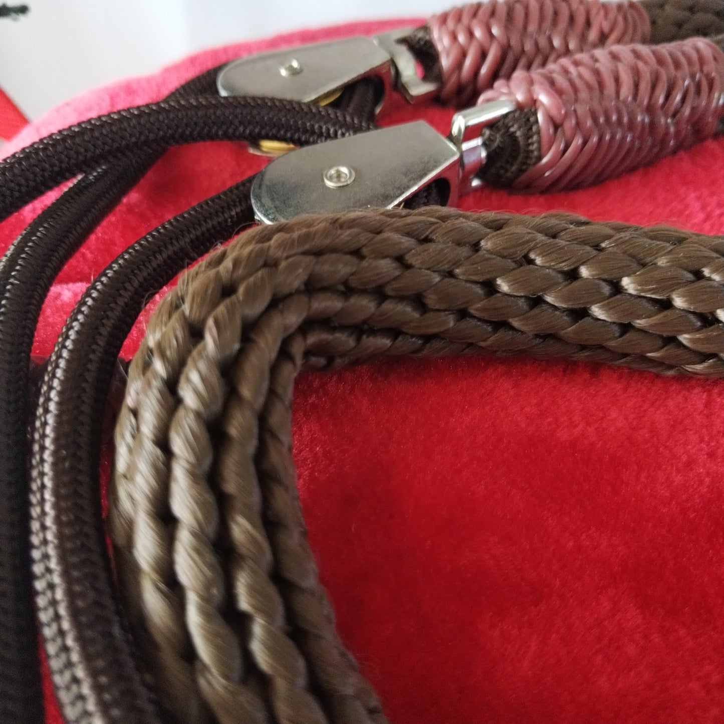 Falsa rienda mosqueton (café)