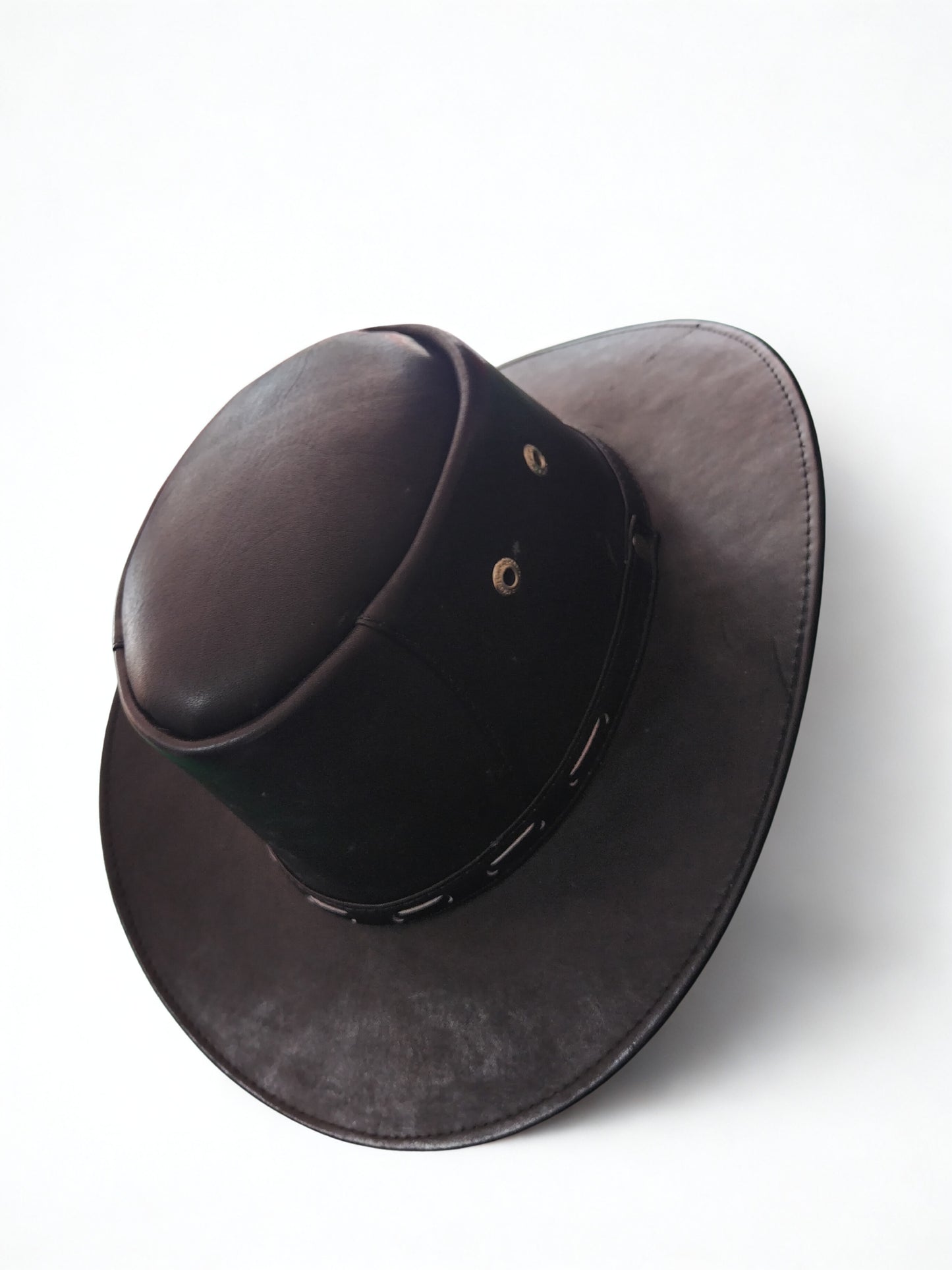 Sombrero negro en cuero