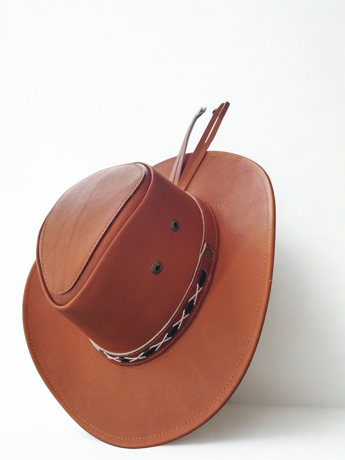 Sombrero café en cuero