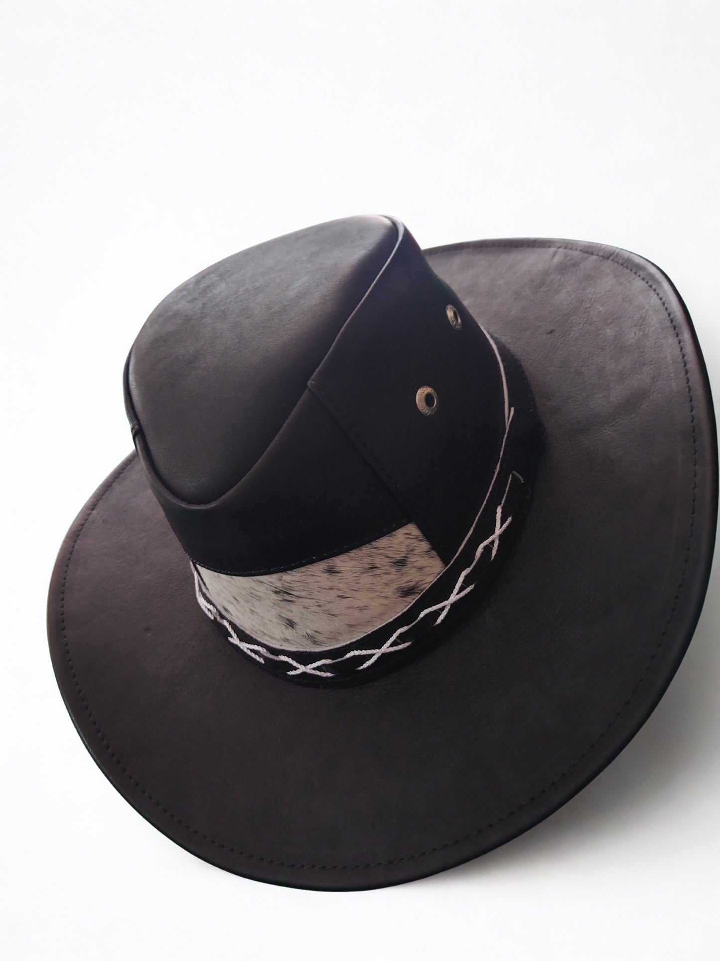 Sombrero negro en cuero