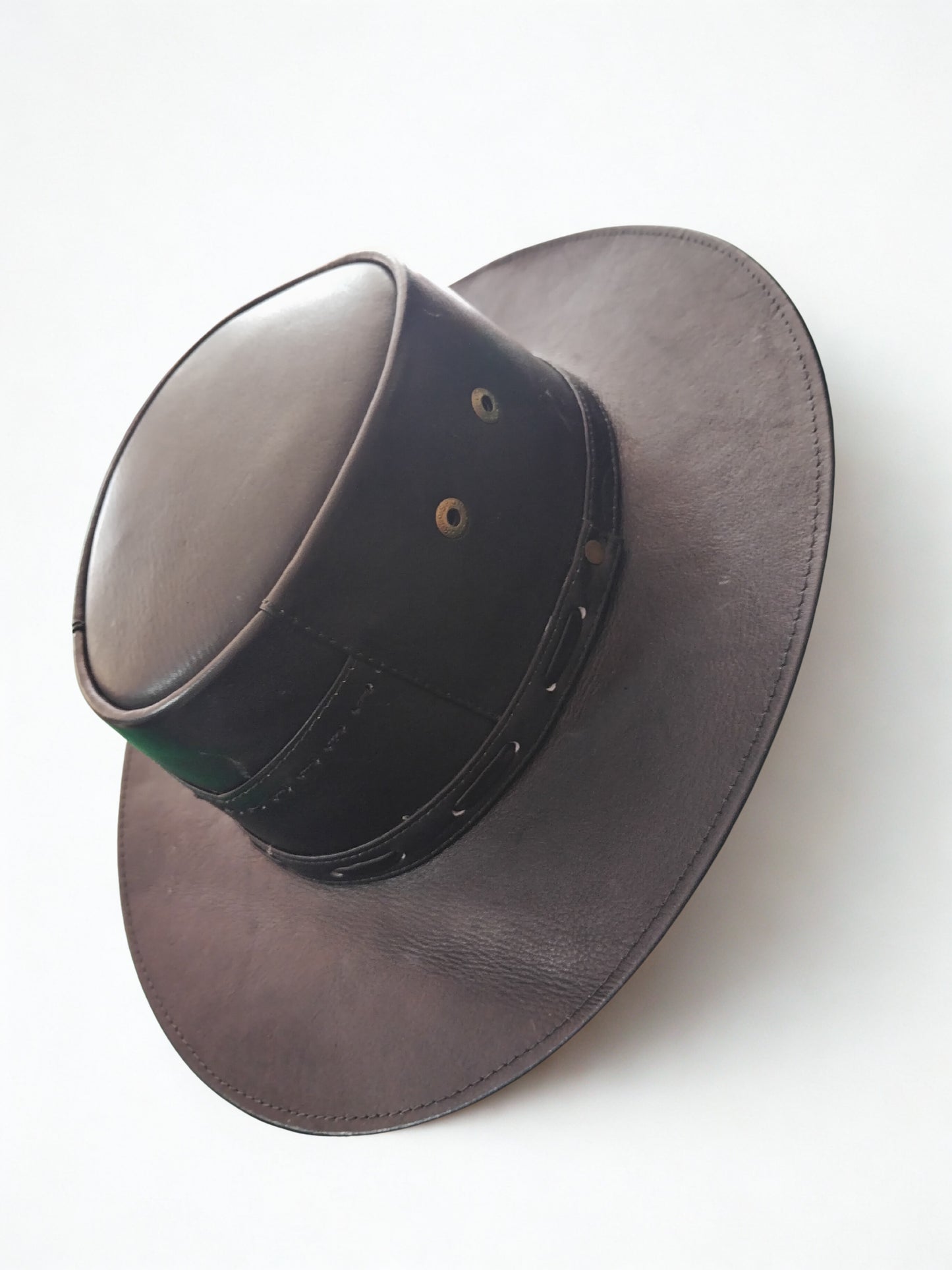 Sombrero negro en cuero