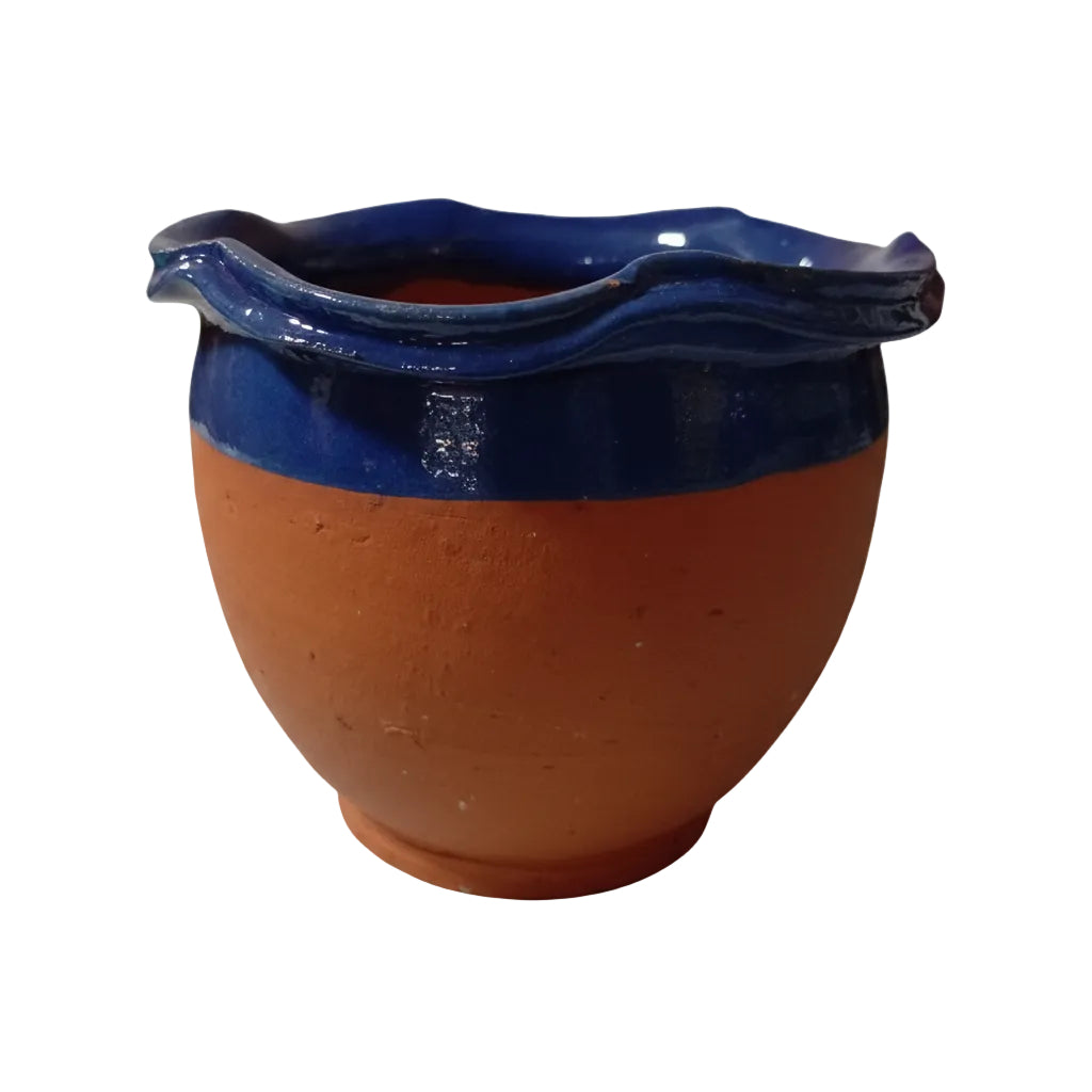 Matera de barro con diseño azul